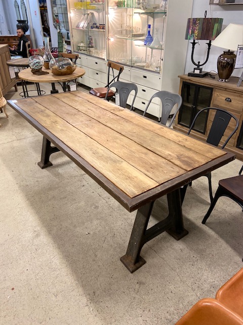 Belle table industrielle métal et vieux bois 210x87x75